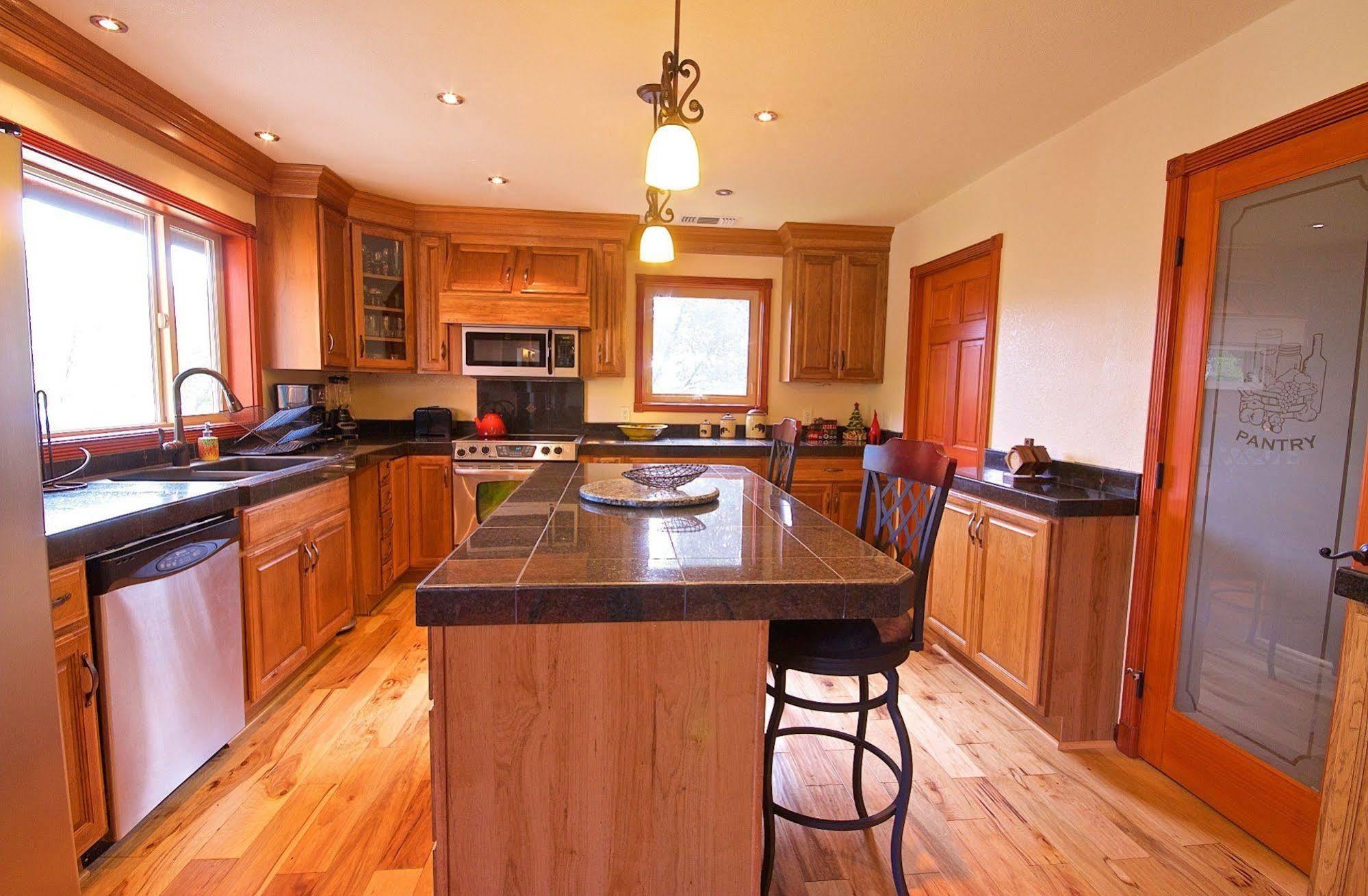 Riverfront Property With Waterfalls Near Yosemite And Bass Lake Oakhurst Exterior foto